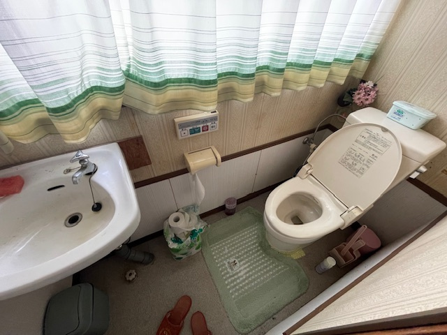 花巻市高木第20地割　中古住宅のトイレ