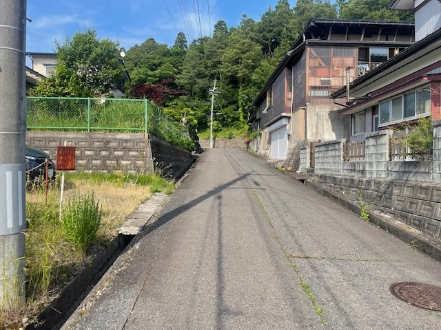 花巻市高木第20地割　中古住宅の前面道路含む現地写真