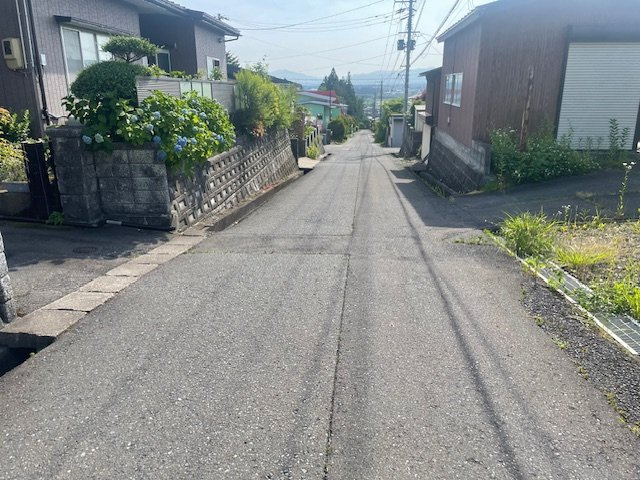 花巻市高木第20地割　中古住宅の前面道路含む現地写真