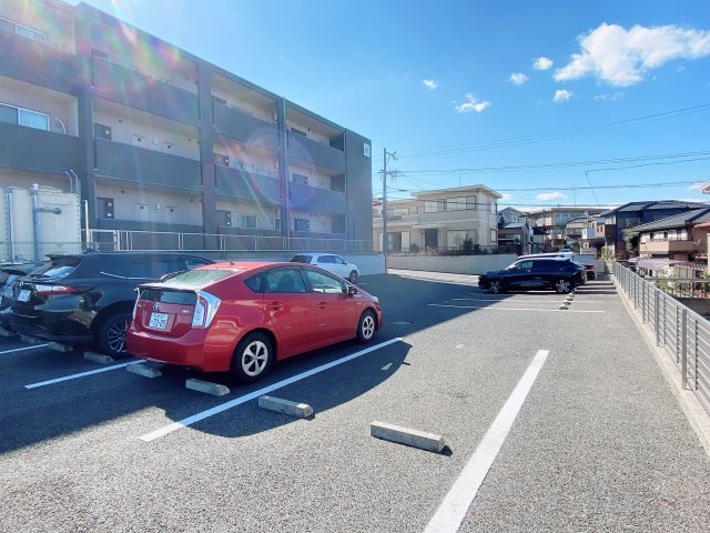 サプリーム大池の駐車場
