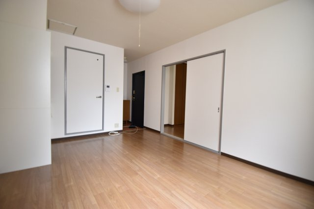 甲斐町ハイツの居間・リビング|反転