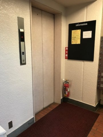 大場ビルB館のエントランス