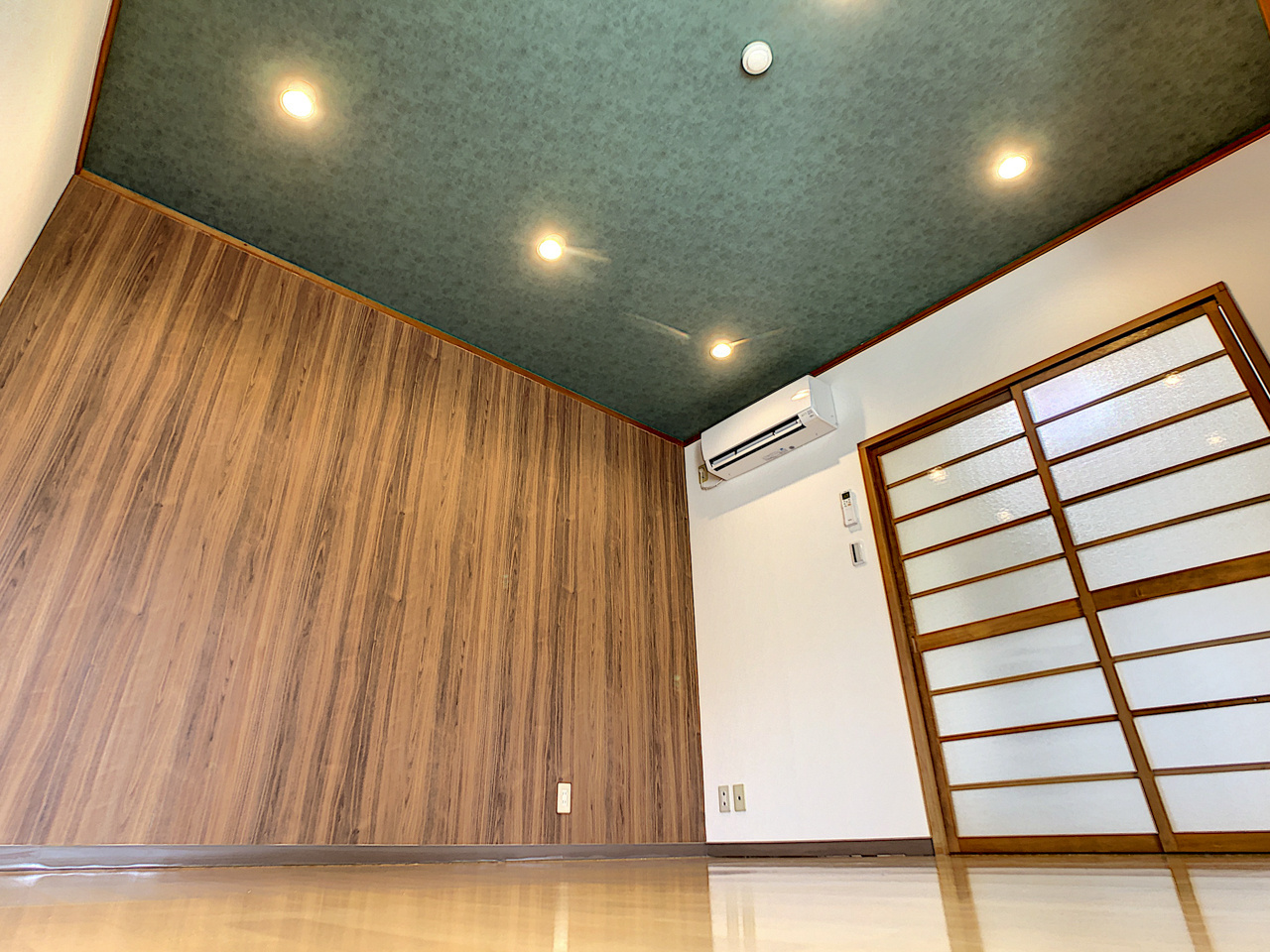シャトル三社の洋室