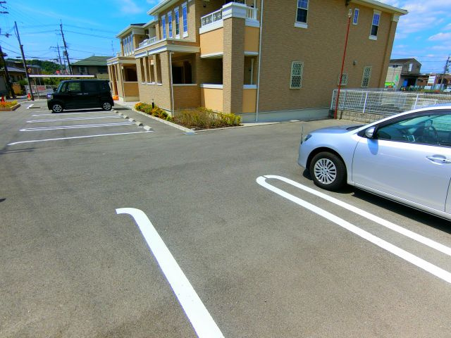カルムエレガンスの駐車場