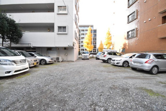 【駐車場】 | マンションの駐車場スペース。空きの有無や駐車料金、サイズ規定などについては、改めてお問い合わせください。～即日のご見学可能～　お問合せはお気軽にどうぞ。
