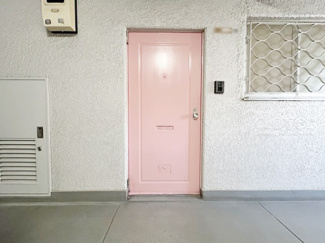 【その他共用部分】 | 皆様をお迎えする、お部屋の玄関ドア。開けやすさや開放角度、ドアノブの操作しやすさや鍵の形状などを、現地で一度ご確認ください。～即日のご見学可能～　お問合せはお気軽にどうぞ。
