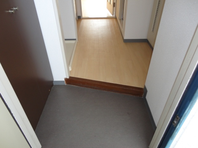 YKハイツ星陵台の玄関