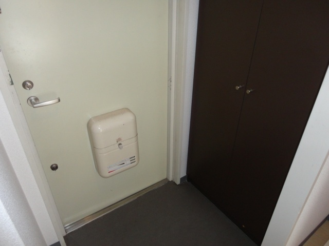 YKハイツ星陵台の玄関