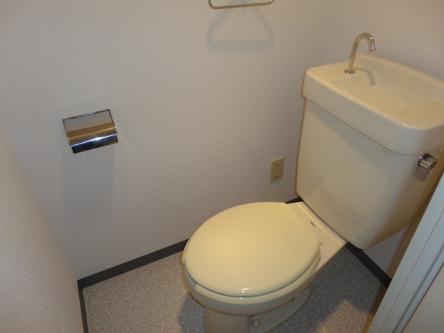 YKハイツ星陵台のトイレ