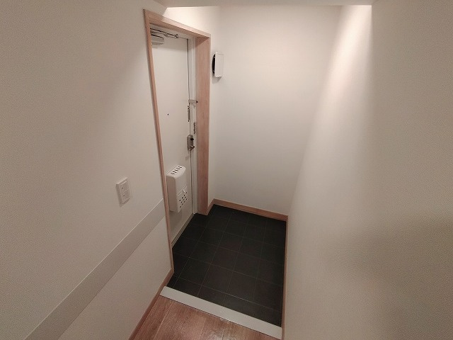 神戸市兵庫区西出町１丁目の賃貸マンションの玄関