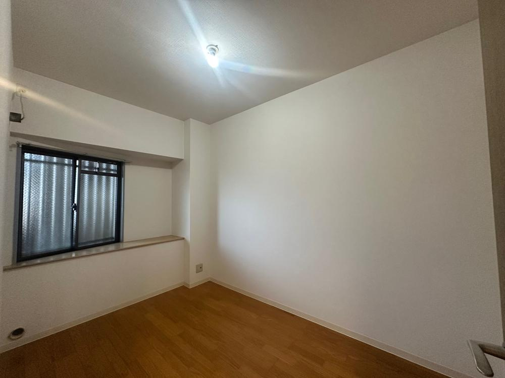 メロディーハイム枚方A棟の子供部屋|洋室4.5帖　カウンター付き
■物件内覧・資金計画相談・住宅ローン相談、リフォーム相談、お問合せ受付中■
※当日・翌日のご内覧、ご相談はお電話でのお問合せがスムーズです！