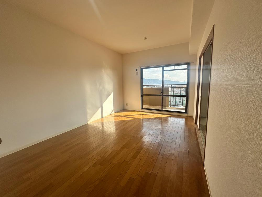 メロディーハイム枚方A棟の居間・リビング|LDK12.3帖　南向き
■物件内覧・資金計画相談・住宅ローン相談、リフォーム相談、お問合せ受付中■
※当日・翌日のご内覧、ご相談はお電話でのお問合せがスムーズです！