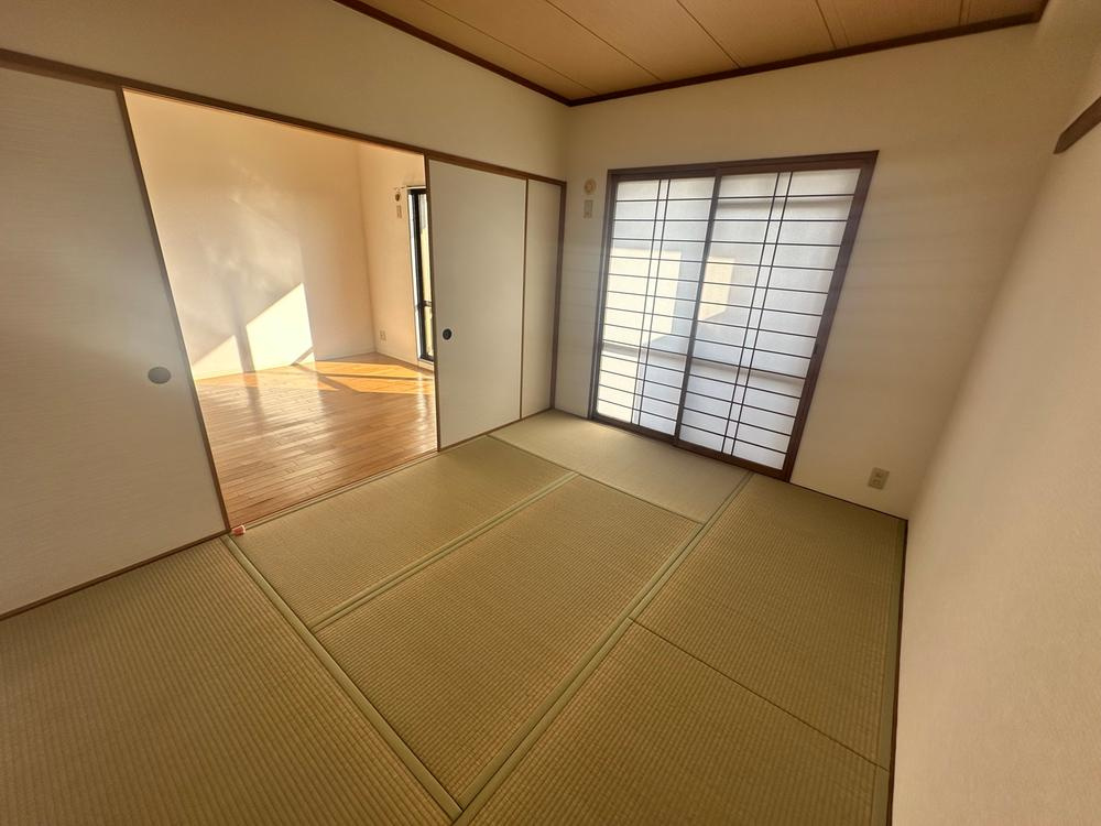 メロディーハイム枚方A棟の内装|リビング横の和室6.0帖
■物件内覧・資金計画相談・住宅ローン相談、リフォーム相談、お問合せ受付中■
※当日・翌日のご内覧、ご相談はお電話でのお問合せがスムーズです！