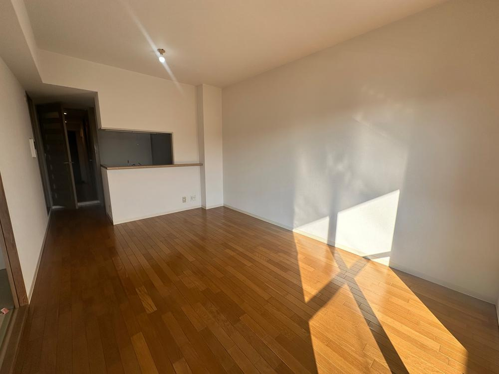 メロディーハイム枚方A棟の居間・リビング|LDK12.3帖　陽当たり良好
■物件内覧・資金計画相談・住宅ローン相談、リフォーム相談、お問合せ受付中■
※当日・翌日のご内覧、ご相談はお電話でのお問合せがスムーズです！