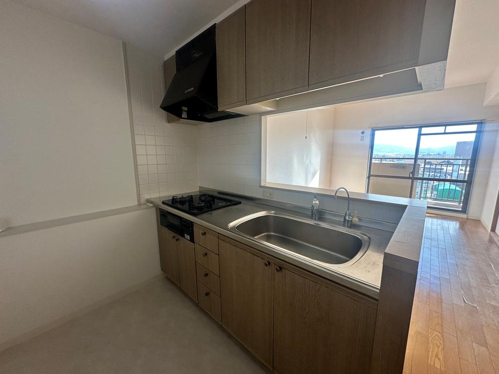 メロディーハイム枚方A棟のキッチン|システムキッチン　3口コンロ
■物件内覧・資金計画相談・住宅ローン相談、リフォーム相談、お問合せ受付中■
※当日・翌日のご内覧、ご相談はお電話でのお問合せがスムーズです！