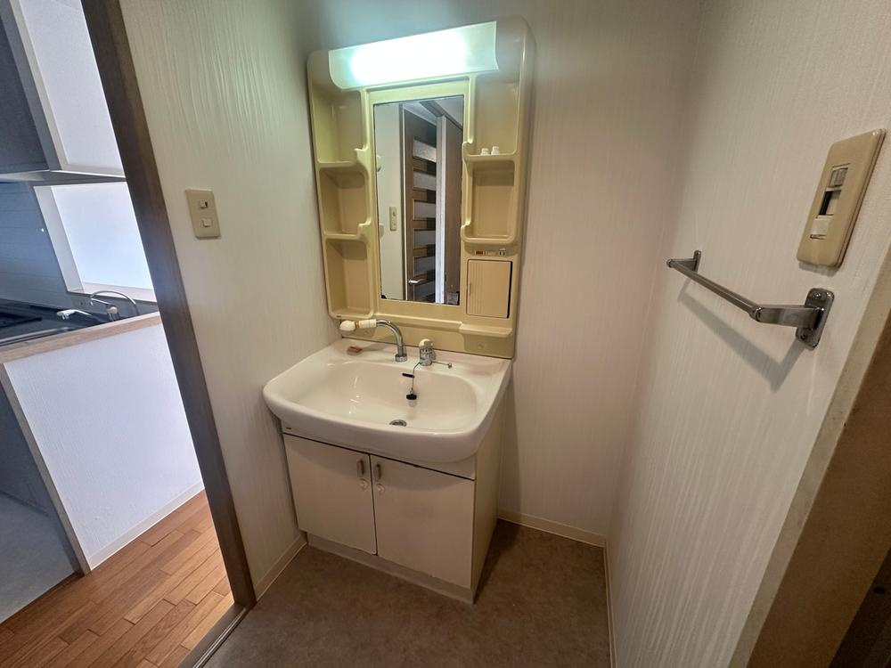 メロディーハイム枚方A棟の独立洗面台|シャワー付き洗面化粧台
■物件内覧・資金計画相談・住宅ローン相談、リフォーム相談、お問合せ受付中■
※当日・翌日のご内覧、ご相談はお電話でのお問合せがスムーズです！