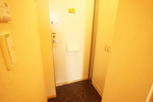 レオパレスしるびあの玄関
