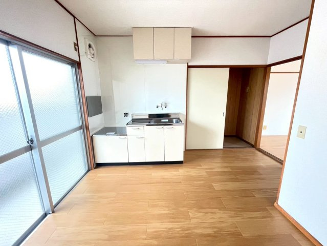 上郷町住居付店舗の内装