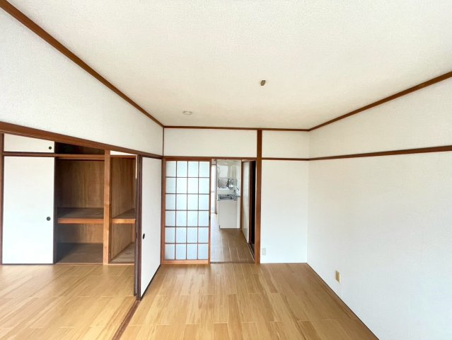 上郷町住居付店舗の内装