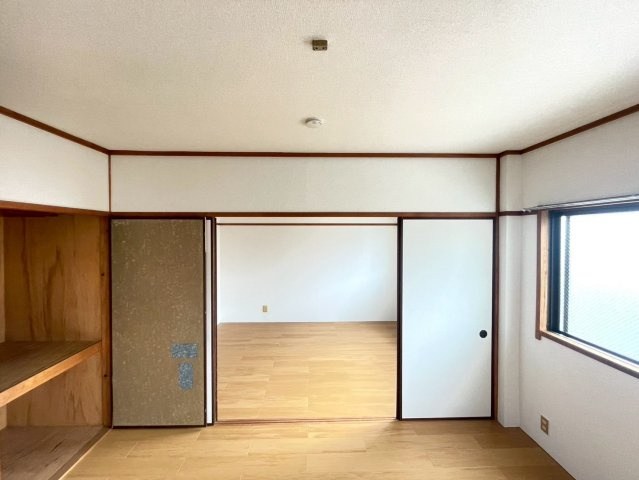 上郷町住居付店舗の内装