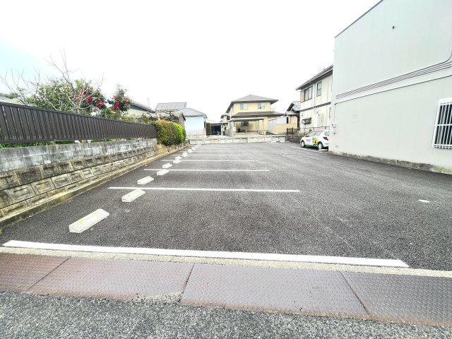 上郷町住居付店舗の駐車場