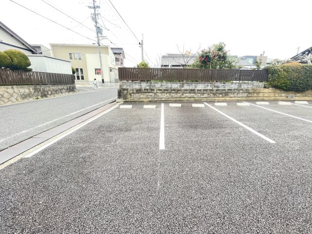 上郷町住居付店舗の駐車場