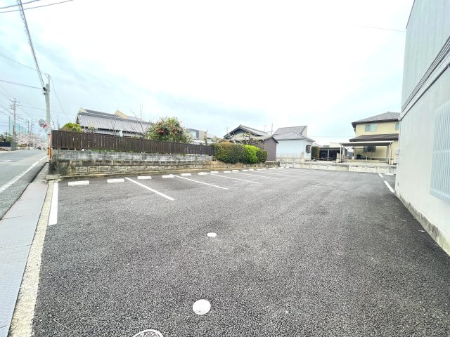 上郷町住居付店舗の駐車場