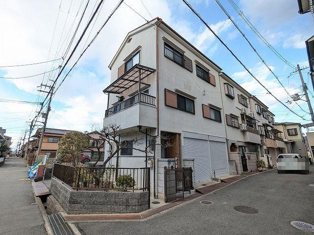 私市５丁目　中古一戸建ての外観|新しい生活にいかがでしょうか？外観はお住まいの顔になります。こだわりたいポイントですね。外壁塗装や屋根塗装のご相談も承っております。
■現地内覧・資金計画相談・住宅ローン相談もお問合せ受付中■