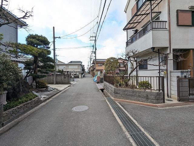 私市５丁目　中古一戸建ての前面道路含む現地写真|幅員　西4ｍ/南4ｍ
■物件内覧・資金計画相談・住宅ローン相談、リフォーム相談、お問合せ受付中■
※当日・翌日のご内覧、ご相談はお電話でのお問合せがスムーズです！