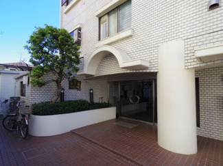 【エントランス】 | ペット飼育可能！便利な宅配ボックス付きマンション哲学堂リリエンハイムは即日現地案内可能となっておりますので、お気軽にお問い合わせください！