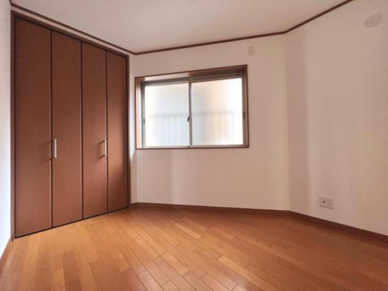 神宮寺２丁目　中古一戸建ての寝室|洋室7.5帖
■物件内覧・資金計画相談・住宅ローン相談、リフォーム相談、お問合せ受付中■
※当日・翌日のご内覧、ご相談はお電話でのお問合せがスムーズです！