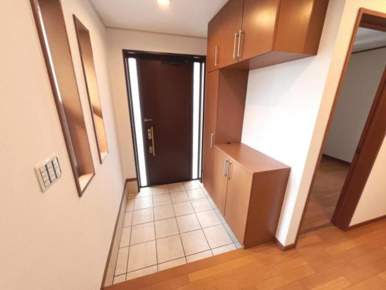 神宮寺２丁目　中古一戸建ての玄関|シューズボックス付き
■物件内覧・資金計画相談・住宅ローン相談、リフォーム相談、お問合せ受付中■
※当日・翌日のご内覧、ご相談はお電話でのお問合せがスムーズです！