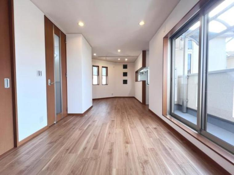 神宮寺２丁目　中古一戸建ての居間・リビング|LDK14.5帖
■物件内覧・資金計画相談・住宅ローン相談、リフォーム相談、お問合せ受付中■
※当日・翌日のご内覧、ご相談はお電話でのお問合せがスムーズです！