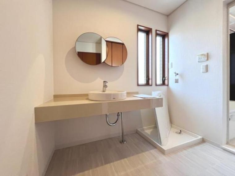 神宮寺２丁目　中古一戸建ての脱衣所|独立洗面所　洗濯機置き場
■物件内覧・資金計画相談・住宅ローン相談、リフォーム相談、お問合せ受付中■
※当日・翌日のご内覧、ご相談はお電話でのお問合せがスムーズです！