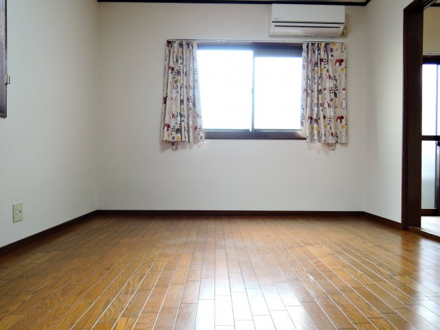 アーバンコート上牧の洋室