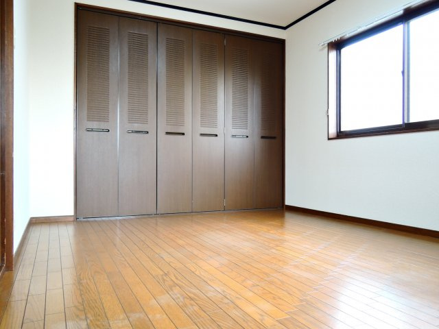 アーバンコート上牧の洋室