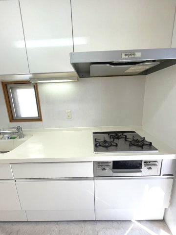 西宮マリナパークシティ海のまち5番館のキッチン|掃除のしやすいガラストップ仕様の3口ガスコンロ　（2017年8月に交換済み）