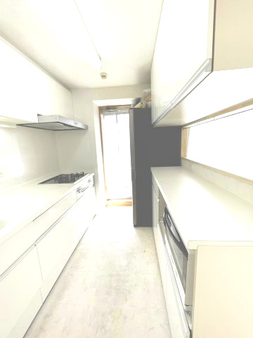 西宮マリナパークシティ海のまち5番館のキッチン|キッチ背面にカウンターと上部吊戸棚の収納付き、（2017年8月に新設）キッチン奥に勝手口があります。