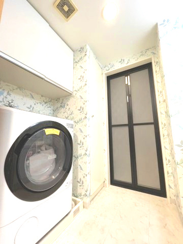 西宮マリナパークシティ海のまち5番館の脱衣所|洗濯機上部にも吊り戸棚付き　（2017年8月に交換済み）