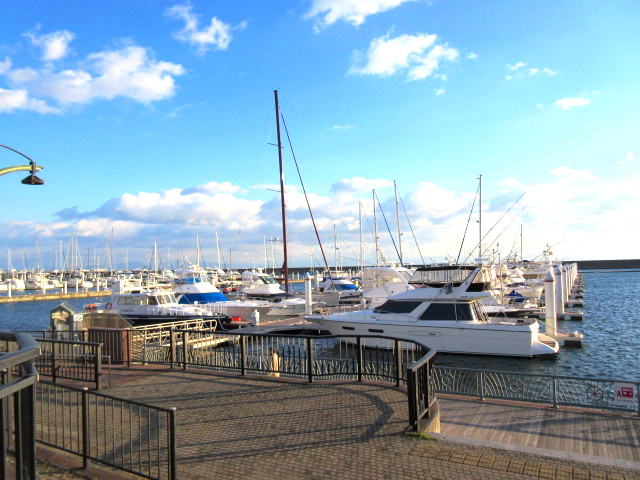 西宮マリナパークシティ海のまち5番館の周辺|散歩コースにはヨットハーバーがありリゾート感があります。