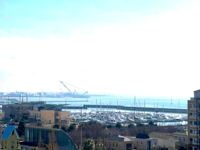 西宮マリナパークシティ海のまち5番館の展望|ヨットハーバー越しの海の景色があります。