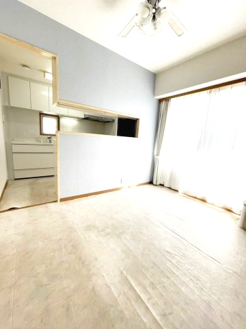 西宮マリナパークシティ海のまち5番館の居間・リビング|南東向きの陽当たりの良い、横長のリビング、キッチン背面の壁をカウンター式に改装（2017年8月）※床はフローリングの上の、CFシートを引いて保護しています。