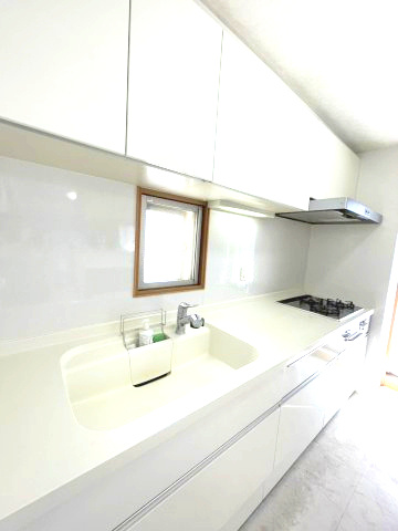 西宮マリナパークシティ海のまち5番館のキッチン|窓付きのキッチンです。