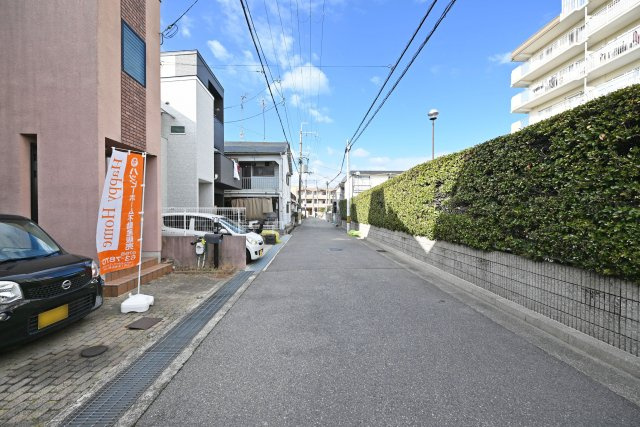 尼崎市稲葉荘4丁目中古戸建│3LDK+駐車1台可の前面道路含む現地写真|前面道路幅員は北側に約5.1ｍです。