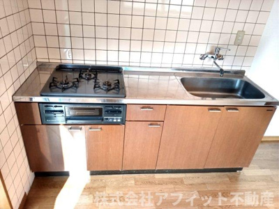 【キッチン】 | ヴィレッジ城北 | 三口ガスコンロ