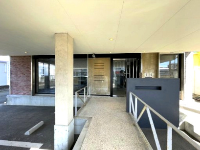 イースリー鴨江のエントランス