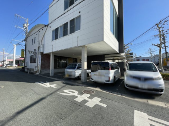 イースリー鴨江の駐車場