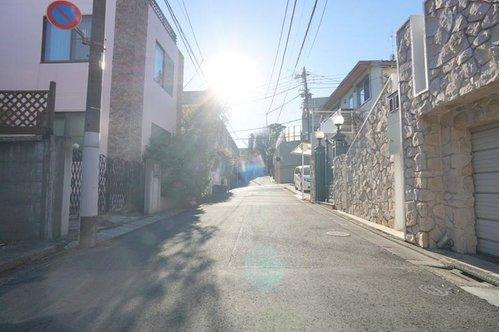 上原３　土地の前面道路含む現地写真|■小中学校まで徒歩5分。子育て世代にもおすすめの好立地