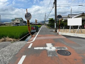 ファミリータウン壬生川④の前面道路含む現地写真