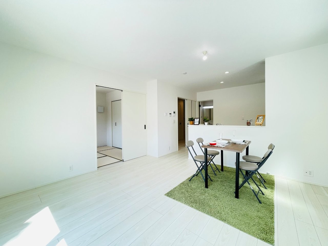 豊田市水源町24-1期　新築分譲住宅　全3棟　1号棟の居間・リビング|どこにいても家族の顔が見える、明るく開放的なLDK。